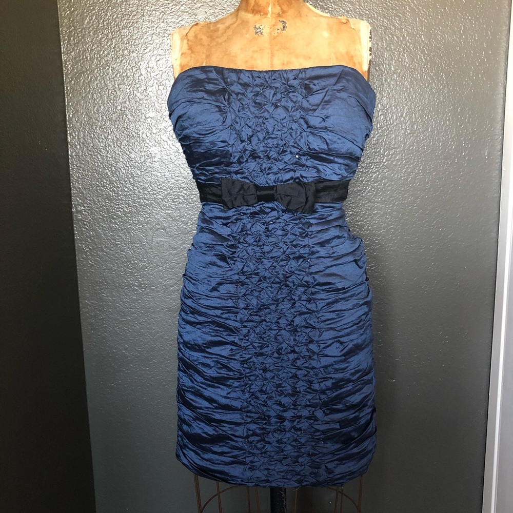 ⭐️⭐️3/$12 Sale for this item!⭐️⭐️ 
BCBG MaxAzria Mini Strapless Dress, Sz 4
